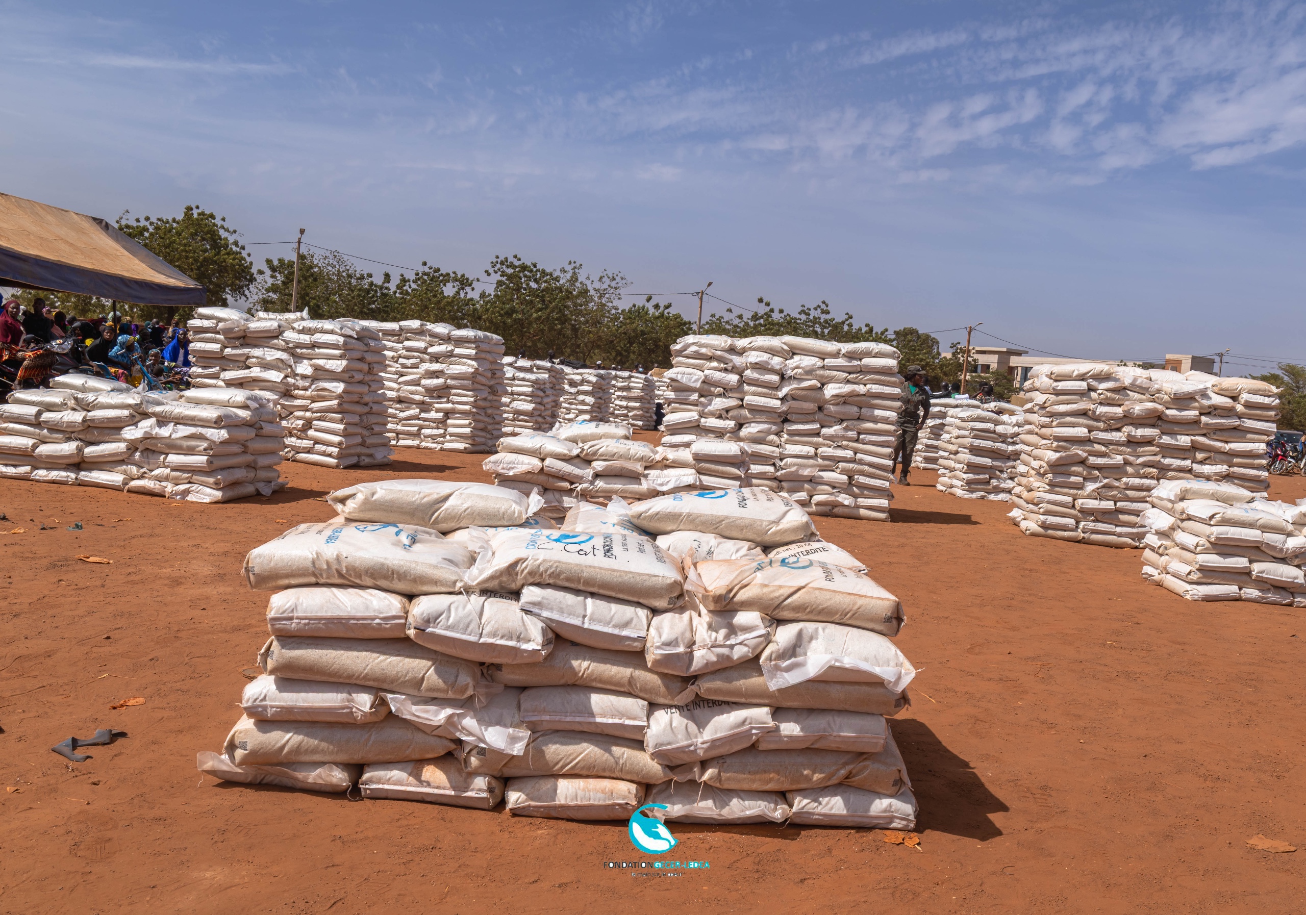 Image 4 - Distribution de 50 tonnes de vivres à plusieurs milliers de familles vulnérables.